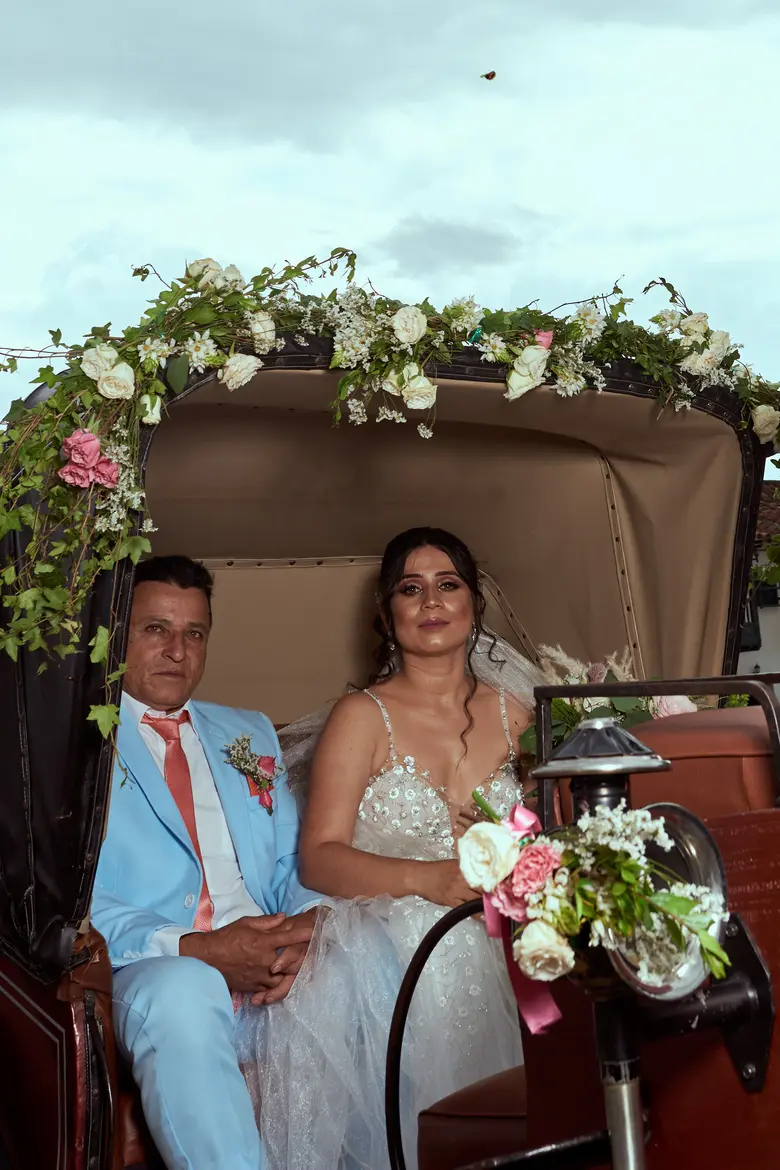 Johana con su papá en el carruaje de su boda en Villa de Leyva