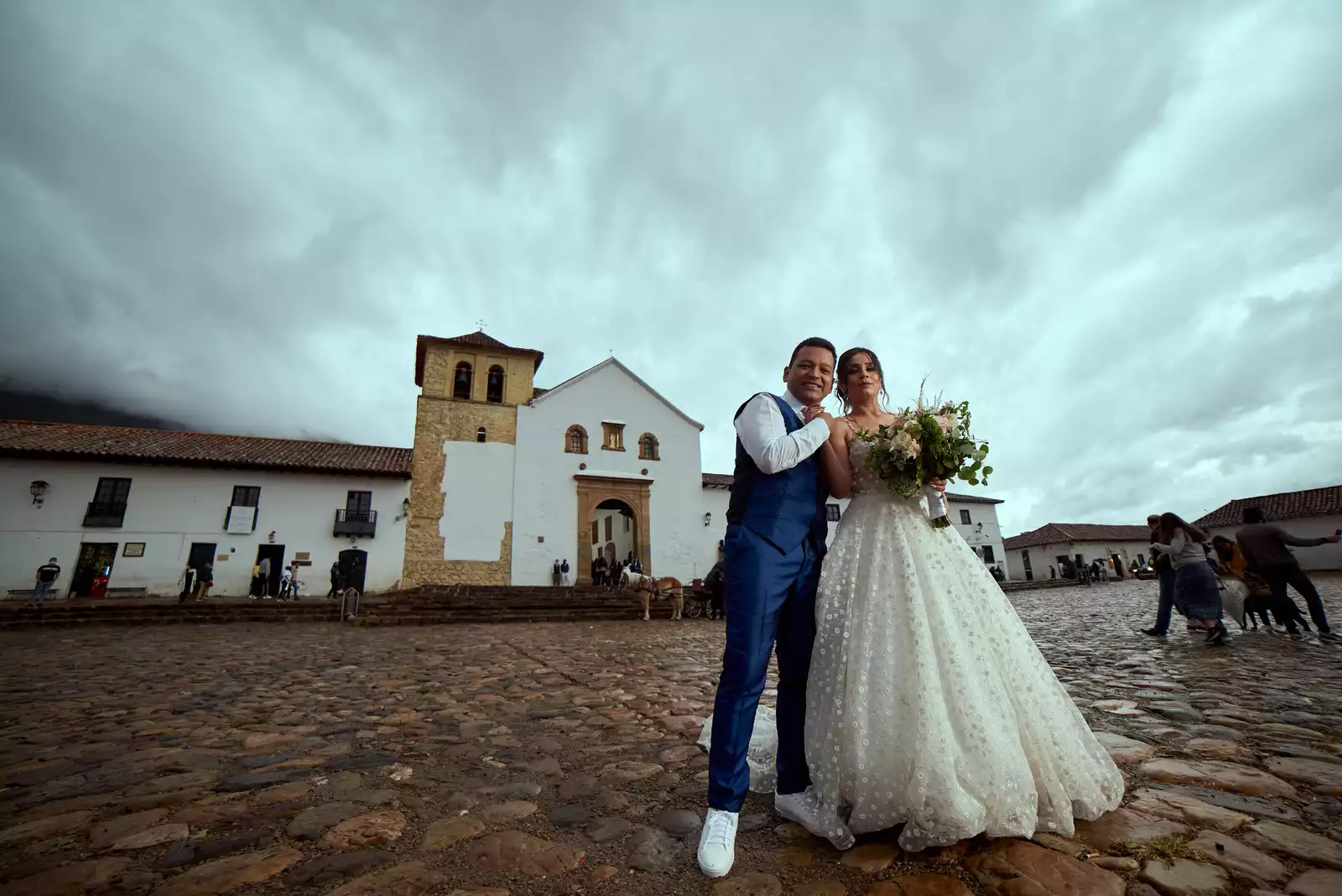 Iván y Johana frente a la iglesia de Nuestra Señora del Rosario en Villa de Leyva