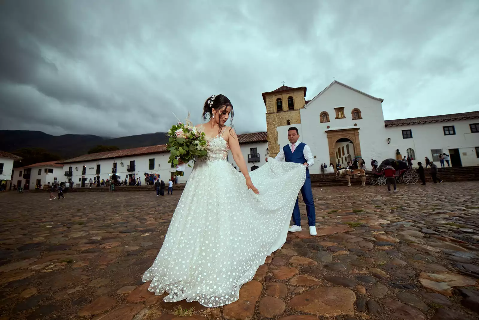 Johana e Iván caminando por la Plaza Mayor de Villa de Leyva