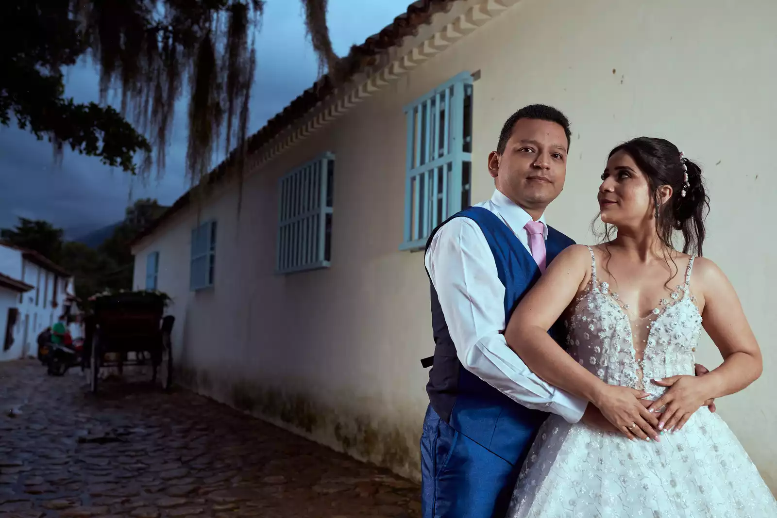 Retrato de Iván y Johana al anochecer en una calle de Villa de Leyva