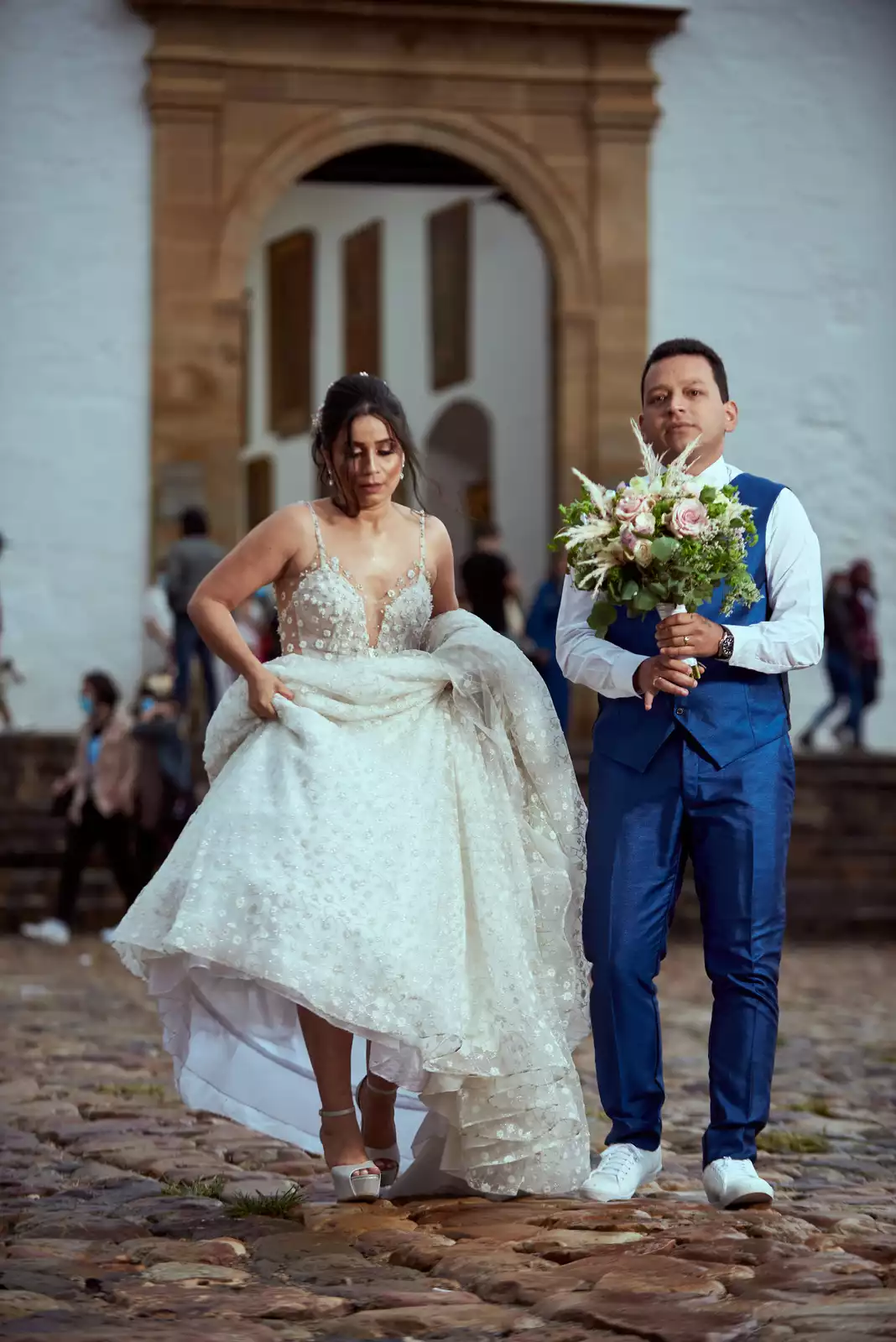 Iván cargando el ramo de Johana a la salida de la iglesia en Villa de Leyva