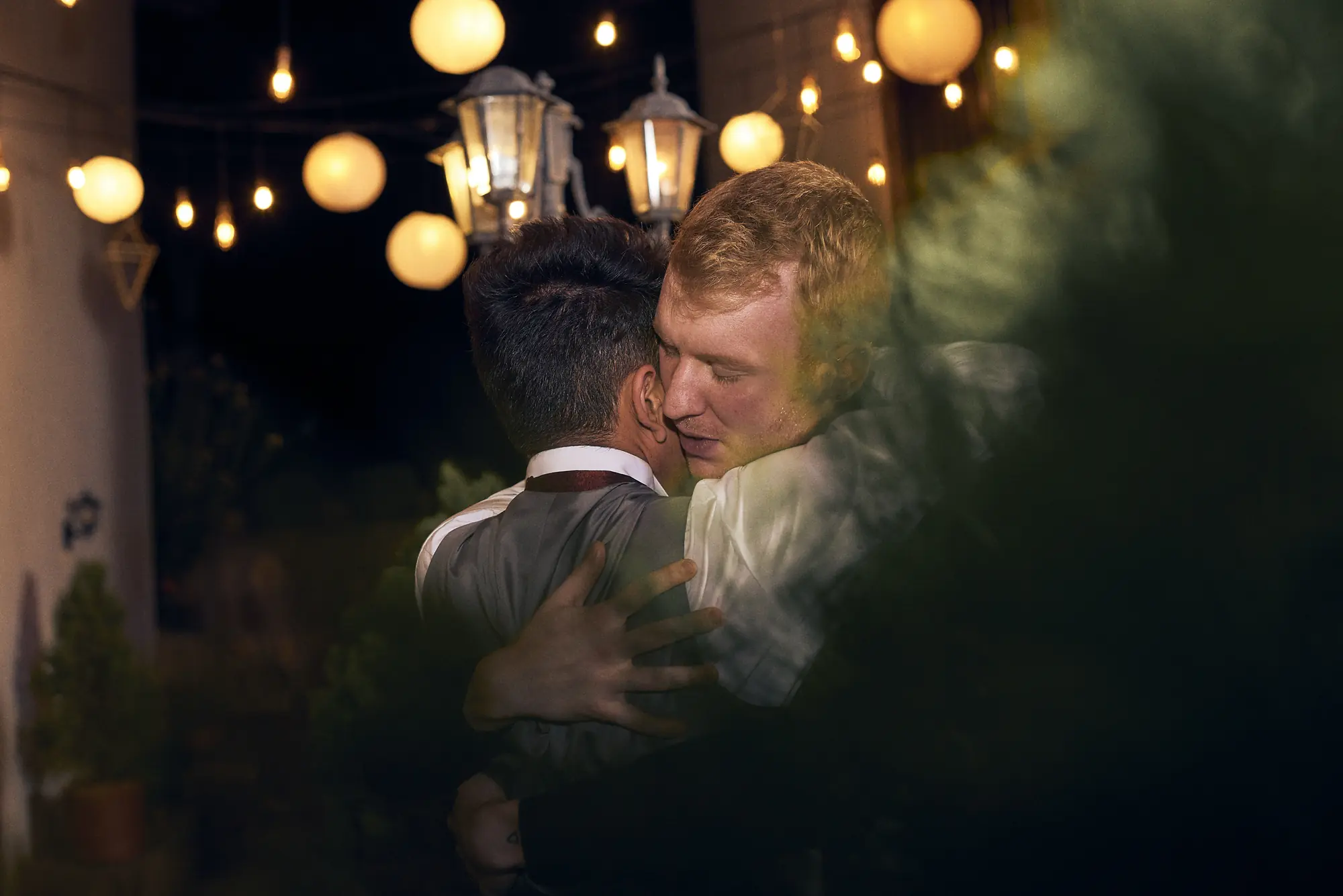 Miguel y Gody bailando abrazados al final de su boda en Molino de la Rosita
