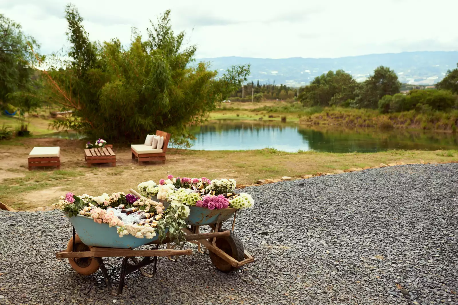 Carretillas con flores junto al lago en Ave María, cerca de Villa de Leyva