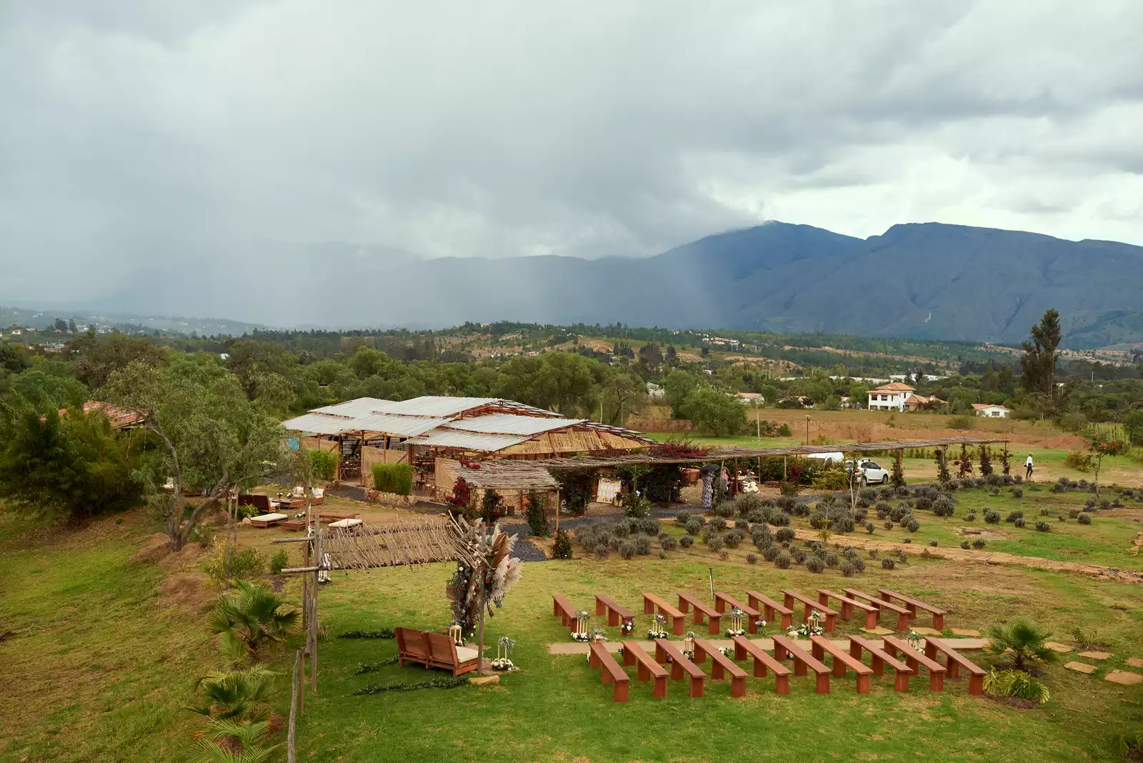 Montaje de la ceremonia al aire libre en Ave María con montañas y nubes de lluvia