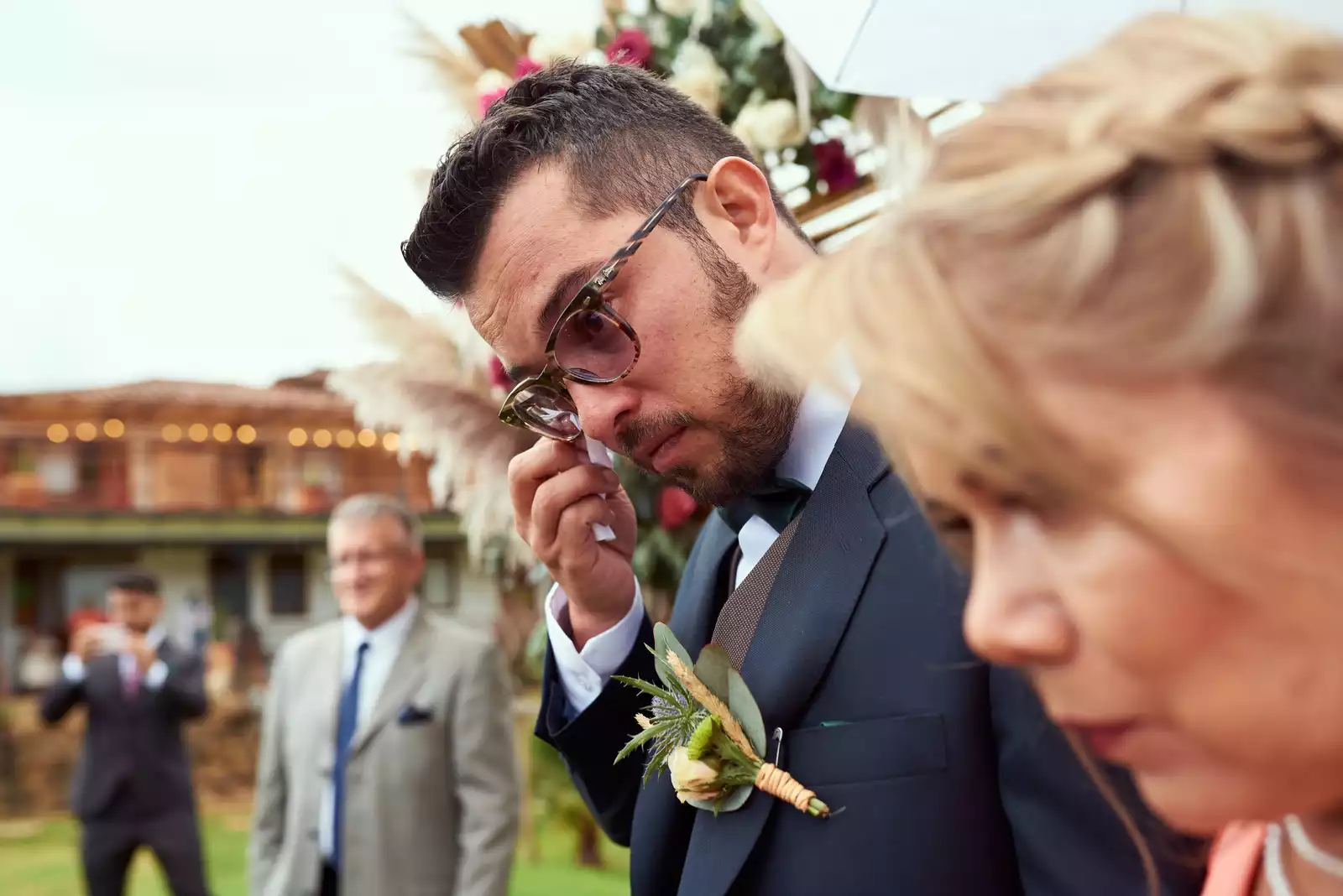 Rafa secándose una lágrima durante su boda al aire libre en Ave María