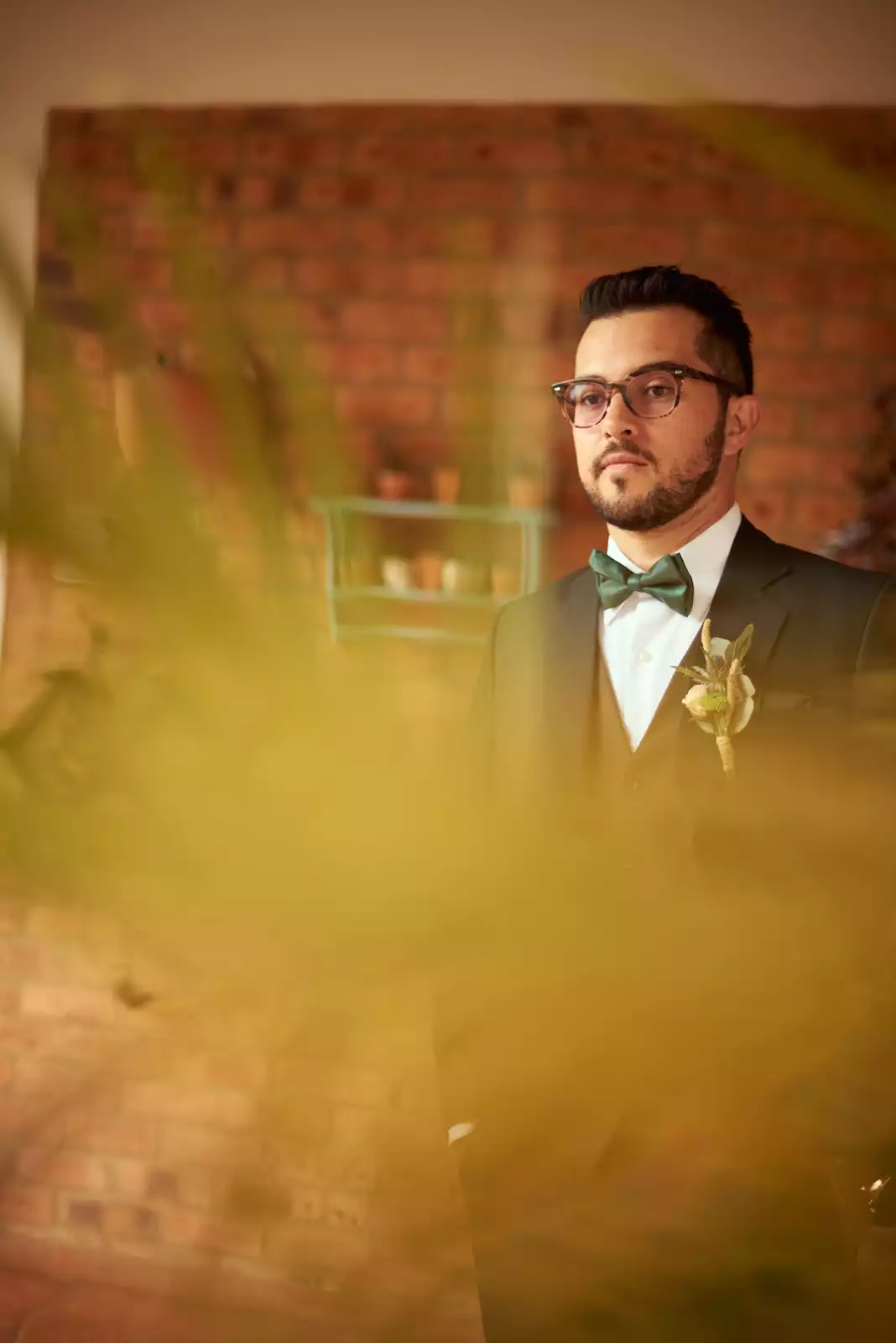 Retrato de Rafa con corbatín verde antes de su boda en Ave María